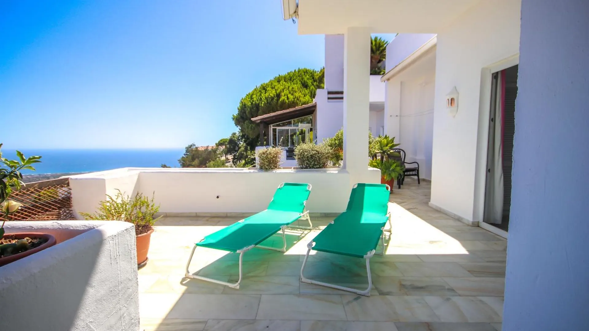 Three Bedroom Apartment La Mairena Elviria Malaga
