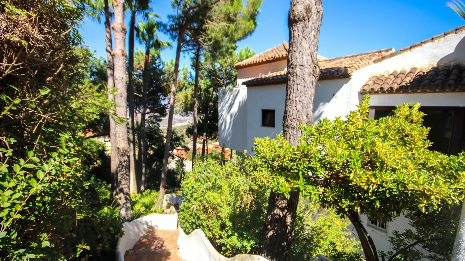 Three Bedroom Apartment La Mairena Elviria Malaga