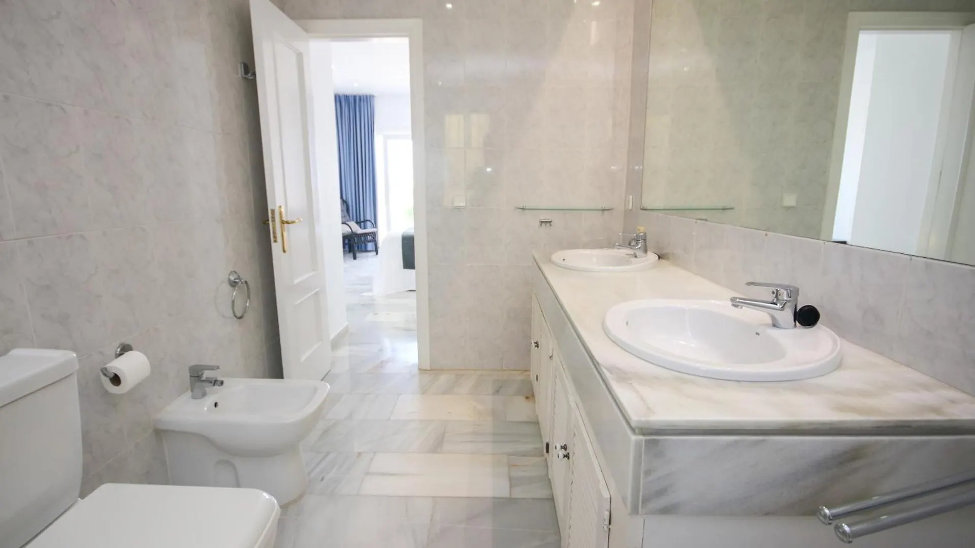 Three Bedroom Apartment La Mairena Elviria Malaga