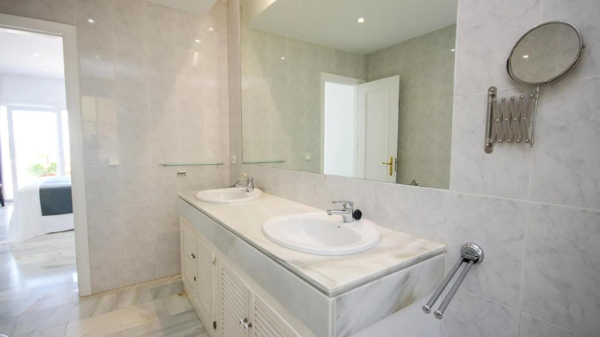 Three Bedroom Apartment La Mairena Elviria Malaga