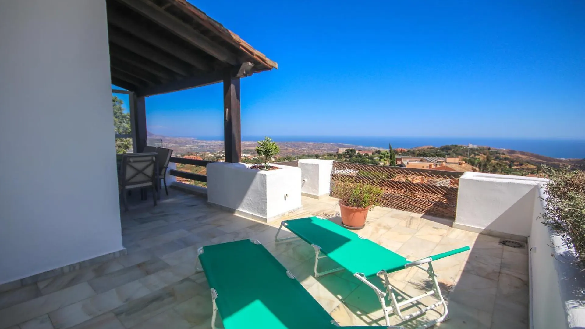 Three Bedroom Apartment La Mairena Elviria Malaga