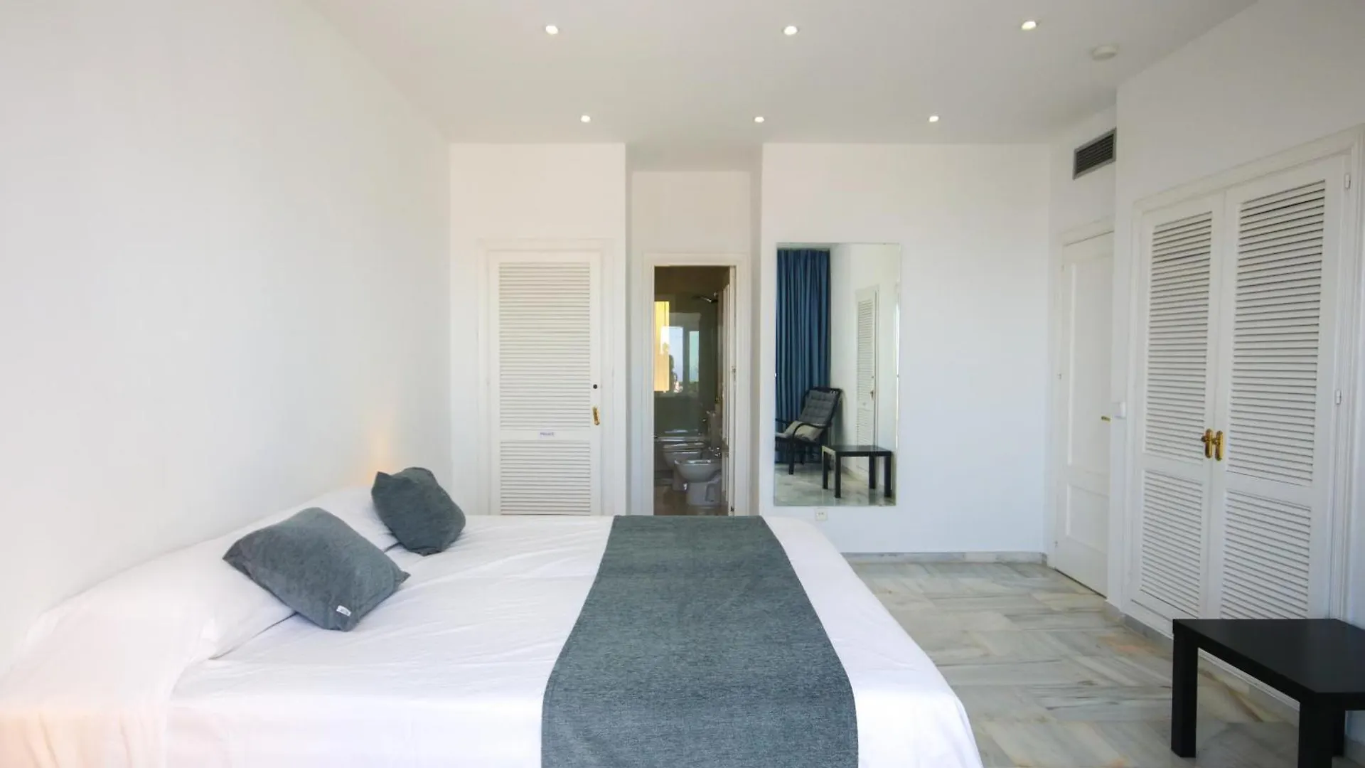 Three Bedroom Apartment La Mairena Elviria Malaga