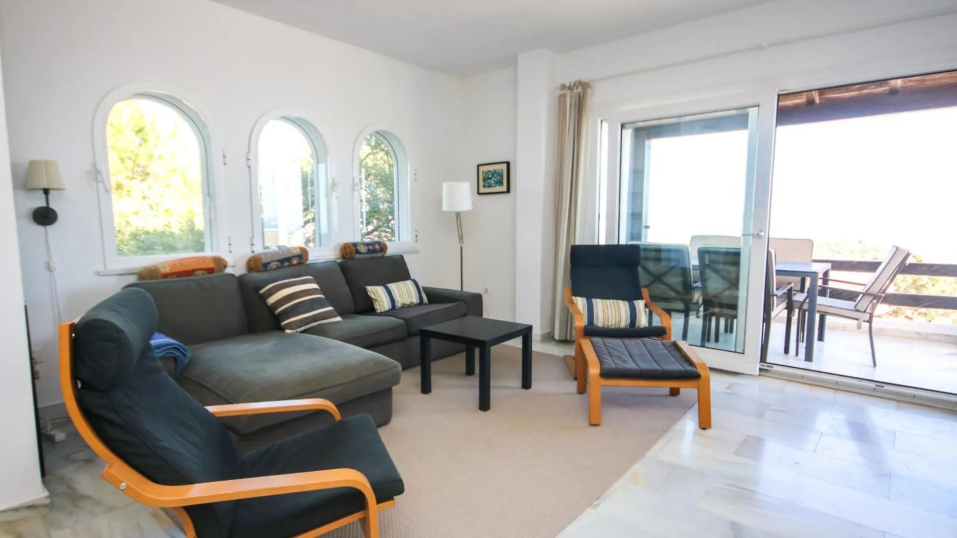 Three Bedroom Apartment La Mairena Elviria Malaga