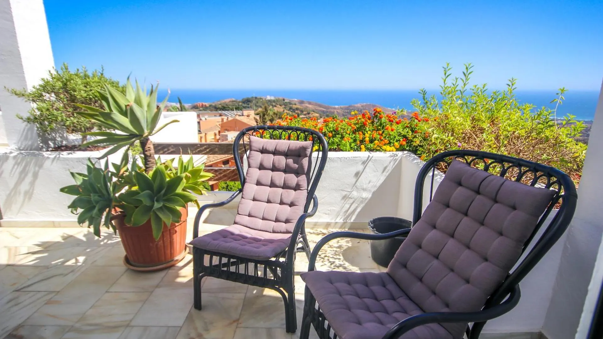 Three Bedroom Apartment La Mairena Elviria Malaga