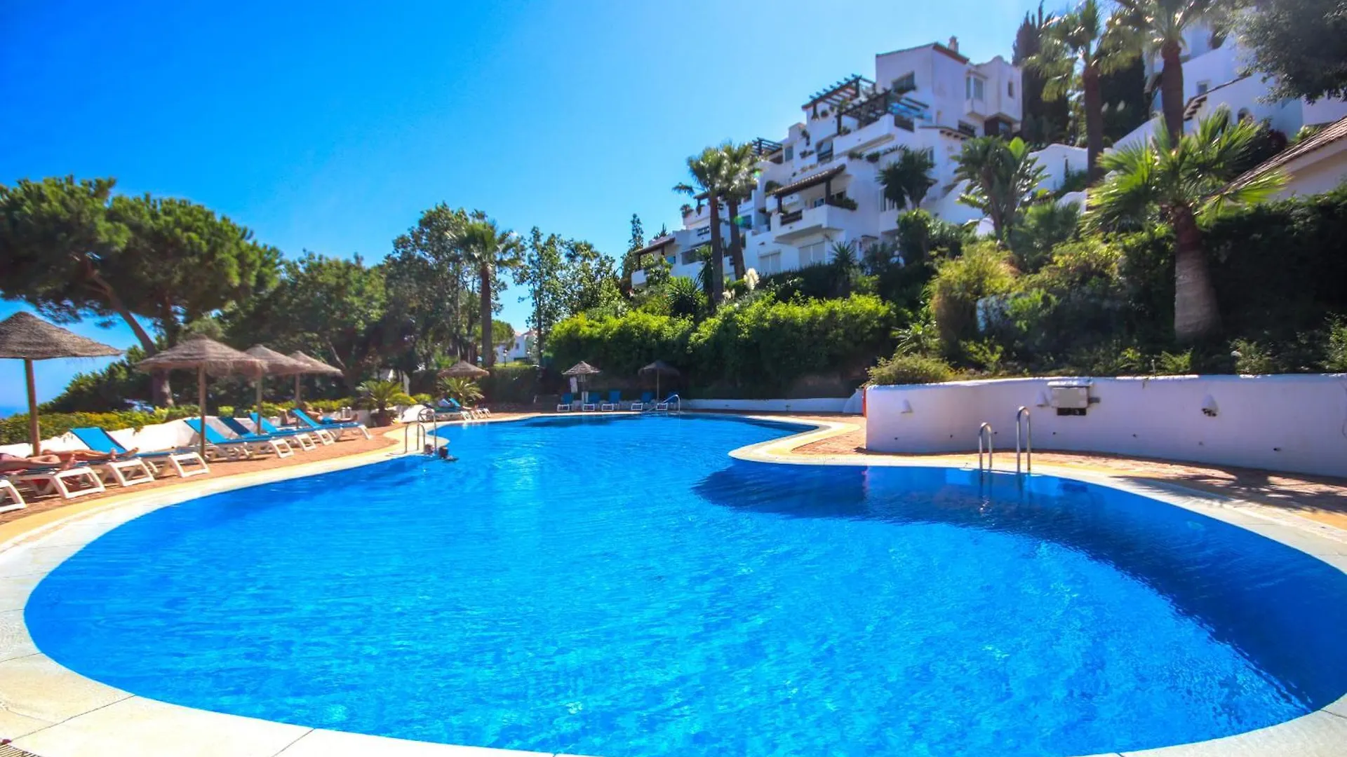 Three Bedroom Apartment La Mairena Elviria Malaga
