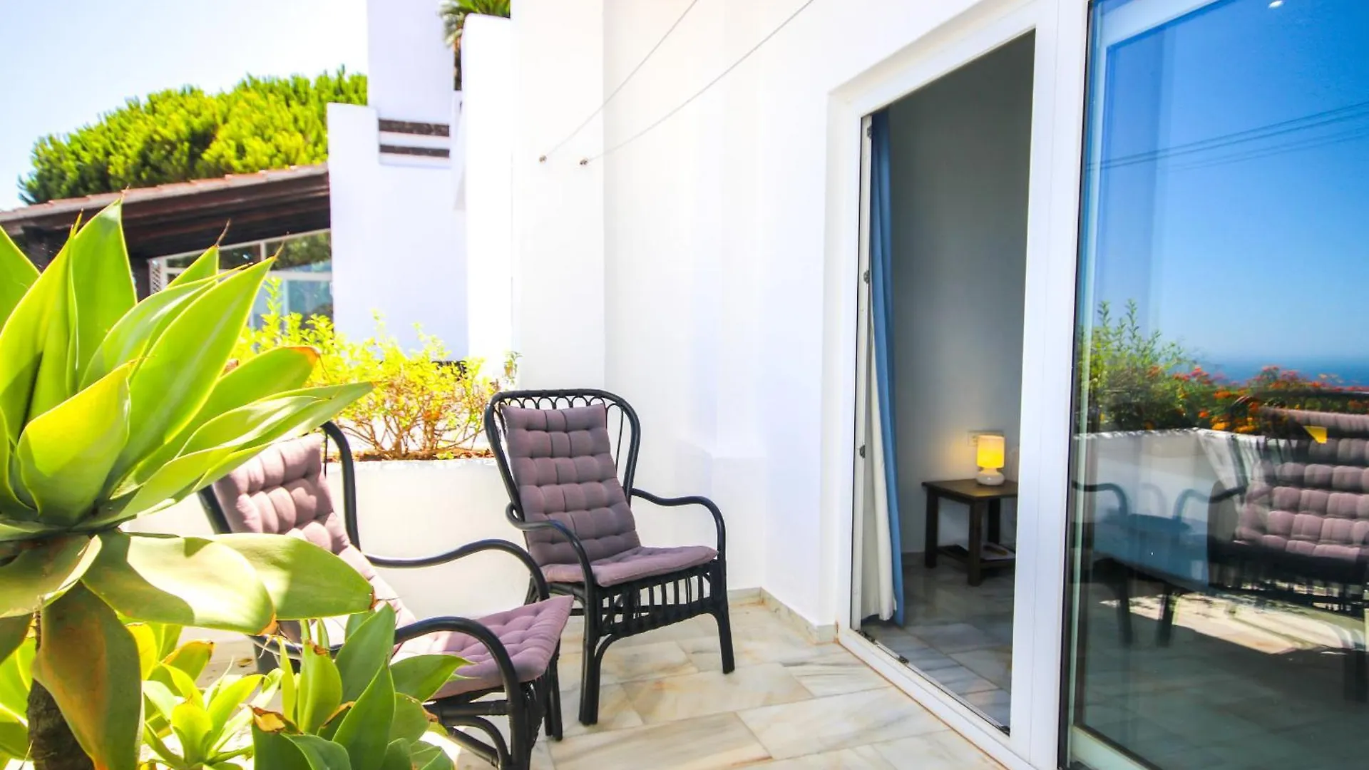Three Bedroom Apartment La Mairena Elviria Malaga